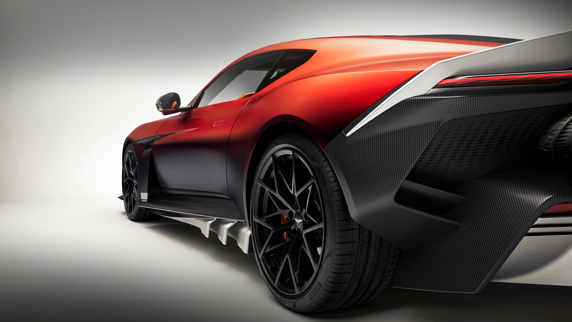 SMALL_Aston Martin Valen_17